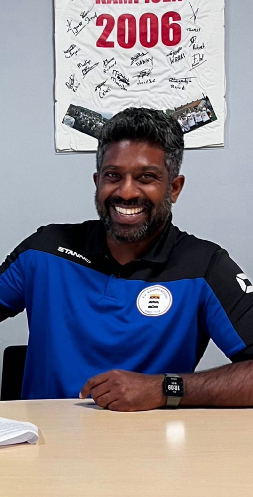 Youri Riedijk heeft aangegeven na afloop van het seizoen 2025/26 te stoppen als hoofdtrainer van Krabbendijke 2